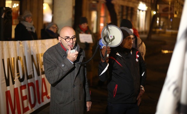 Radomir Szumełda przemawia pod siedzibą PiS w Gdańsku