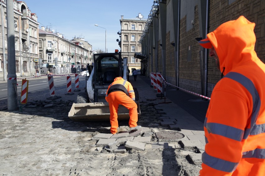 Lublin. Trudniej przejść wzdłuż Lubartowskiej. Zamknięta dla pieszych część chodnika na wysokości Bazaru