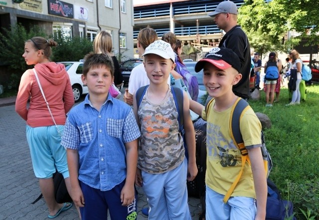 Paweł Barańczuk (od lewej), Dominik Kacperski i jego brat Michał w poniedziałek wyjechali na kolonie Caritas do Augustowa. Chłopcy liczą na dobry wypoczynek i wakacje pełne wrażeń.