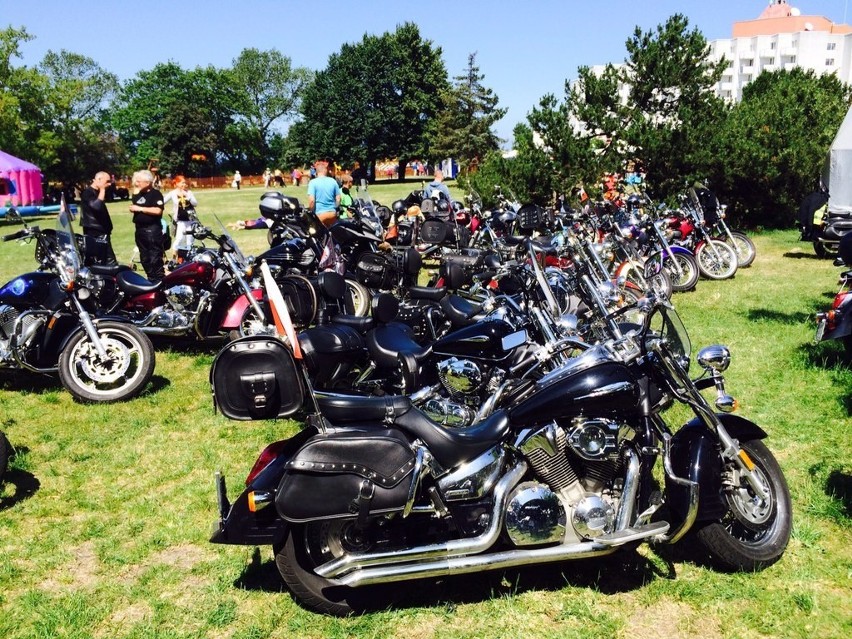 Motocykliści prezentują się na wybrzeżu...