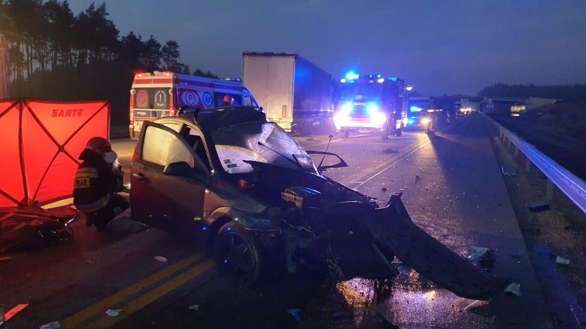 Tragiczny wypadek na drodze krajowej koło Radomska. Wjechał na czerwonym świetle i zderzył się z tirem. Zginęły dwie osoby