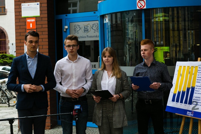 "Idźcie na wybory". Happening Młodych Demokratów w Szczecinie 