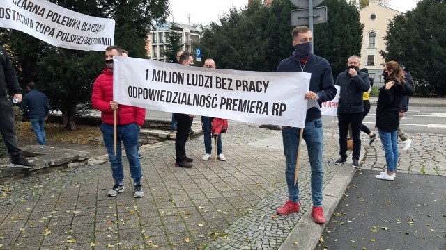 Protest branży gastronomicznej pod Opolskim Urzędem Wojew&oacute;dzkim pod wprowadzonych przez rząd obostrzeniach.