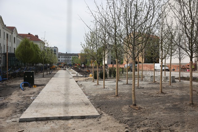 Kraków, budowa parku przy ulicy Karmelickiej. W środku powstaje kanał i zbiornik na deszczówkę. Przez cały park przebiegnie wygięta w łuk alejka, od której odchodzą "przecznice". Od strony Dolnych Młynów odkopano stare zabudowania, które zabezpieczą archeolodzy i konserwatorzy zabytków.