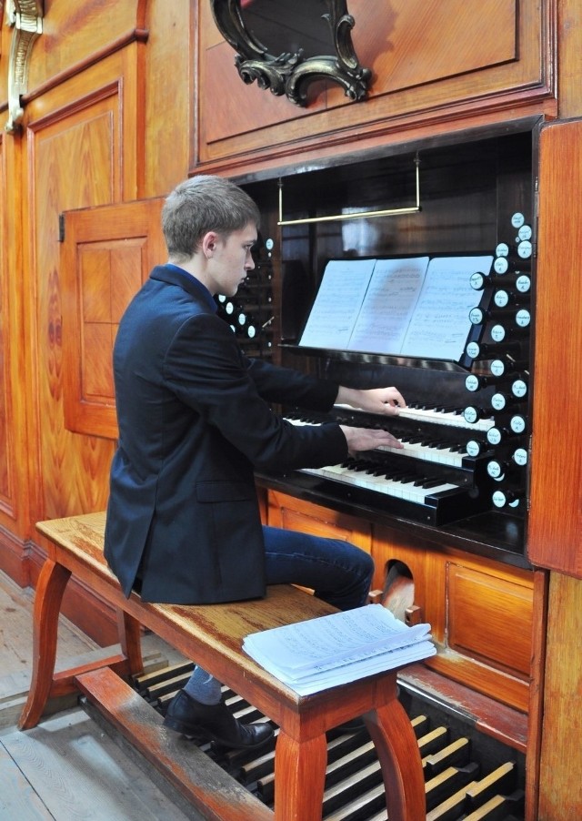 W piątek oraz w środę na organach Ladegasta zagra Tomasz Kramer