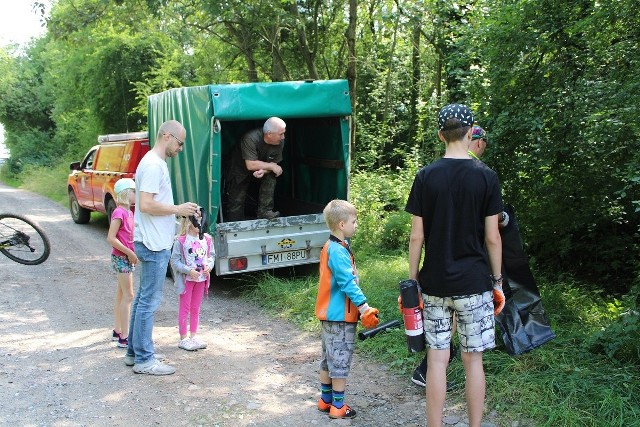 Chełmska Góra. ,,Ulubione’’ dzikie wysypisko okolicznych śmieciarzy leśnych. To się w głowie nie mieści jakie ilości odpadów potrafią w tym miejscu wyrzucać ludzie.  – Najbardziej niezrozumiałe jest to, że do lasu trafiają śmieci, które spokojnie można wrzucić do kubła i służby komunalne je wywiozą – mówi Andrzej Meissner z Nadleśnictwa Międzyrzecz. Pociesza zarazem fakt, że w stosunku do wielu innych nadleśnictw, akurat międzyrzeckie lasy są zdecydowanie czystsze. – Nie mamy aż takiego wielkiego problemu, ale jest – mówi A. Meissner. Przykładem właśnie Chełmska Góra. Bo czarna rozpacz człowieka ogarnia, kiedy widzi, że w jednym miejscu, w lesie, można w ciągu pół godziny uprzątnąć pół tony odpadów. Z kolei Komendant Straży Leśnej w Nadleśnictwie Międzyrzecz Zbigniew Jagoda zapewnia, że coraz więcej środowisk włącza się w akcje sprzątania lasów.  – Mamy już wspaniałe przykłady uczniów z Międzyrzecza, którzy poświęcają pod kierownictwem nauczycielki Pani Ireny Buzarewicz swój wolny czas, aby sprzątać tereny leśne, a teraz dołączyli do nas cykliści ze Skwierzyny – mówi Z. Jagoda. – My zaś zawsze wolontariuszom służymy pomocą. Wideo: Śmieciowe dylematy. Gdzie wyrzucać problematyczne odpady?Źródło:x-news