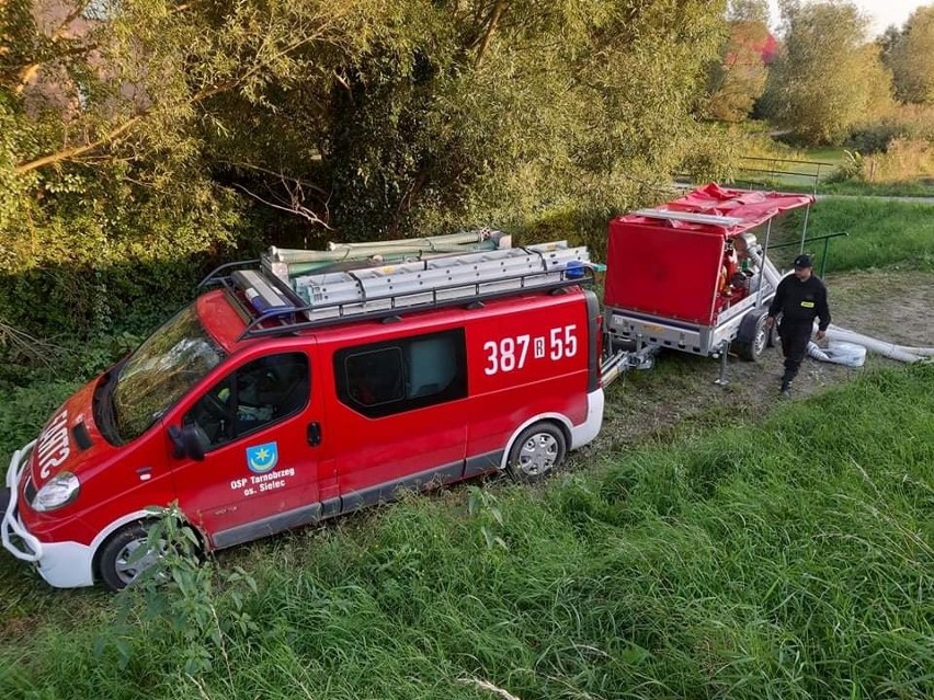 Strażacy przepompowują wodę z rejonu tarnobrzeskiego osiedla...