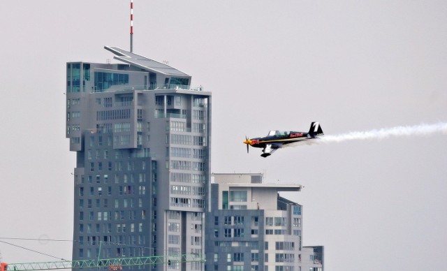 Najlepsi piloci świata ścigający się w ramach mistrzostw Red Bull Air Race czarują nad Gdynią