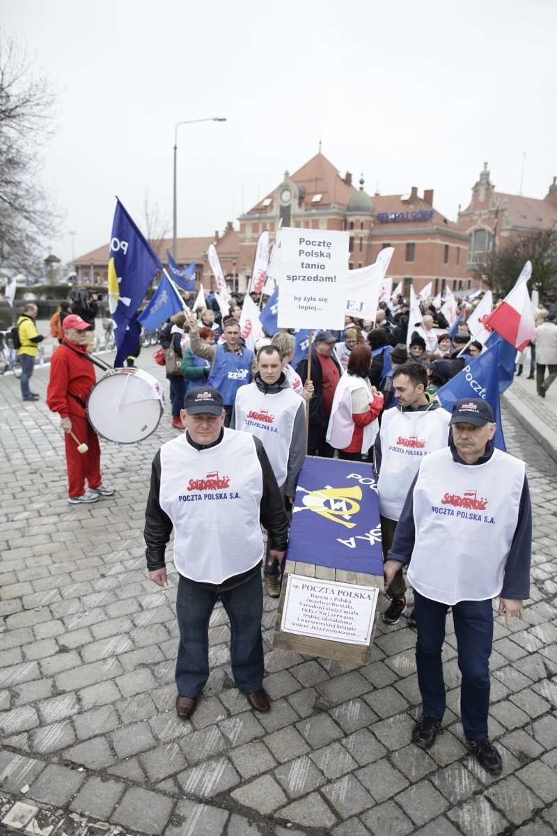 Związkowcy przeszli spod budynku poczty pod urząd...