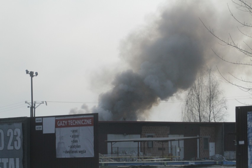 Pożar na złomowisku w Stalach. Słup dymu był widoczny z kilkunastu kilometrów [ZDJĘCIA] 