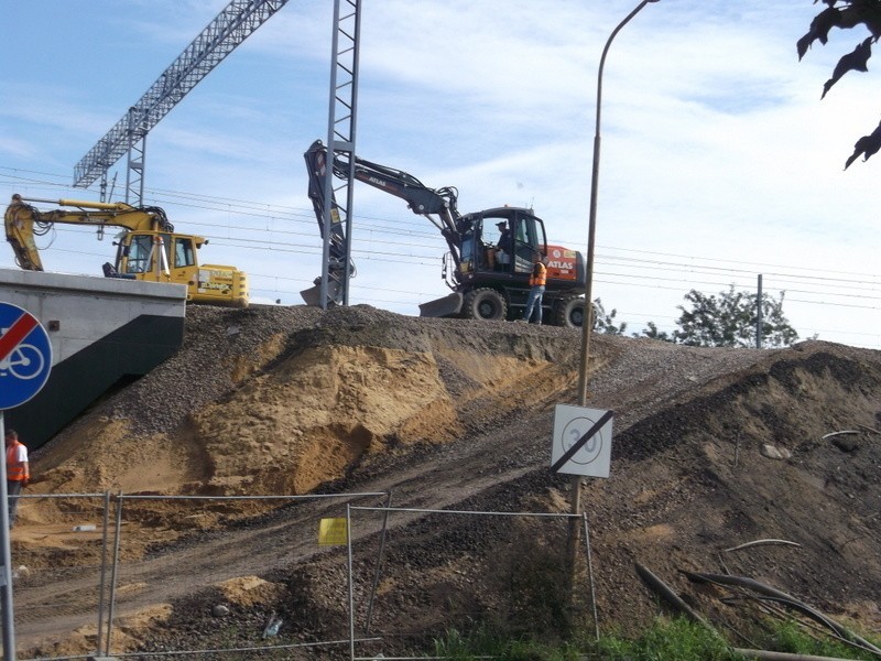 Wrocław: Rozbierają stary wiadukt na Starogroblowej (ZDJĘCIA)