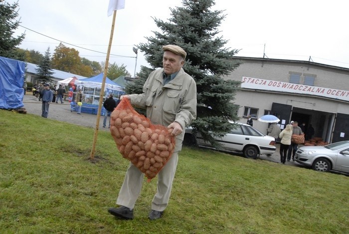 Kilka tysiecy osób z calego regionu slupskiego przyjechalo w...