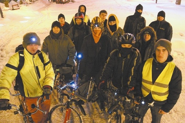 Jeżdżę na rowerze przez cały rok i zima mi nie straszna - śmieje się Andrzej Roszkowski (pierwszy z lewej)