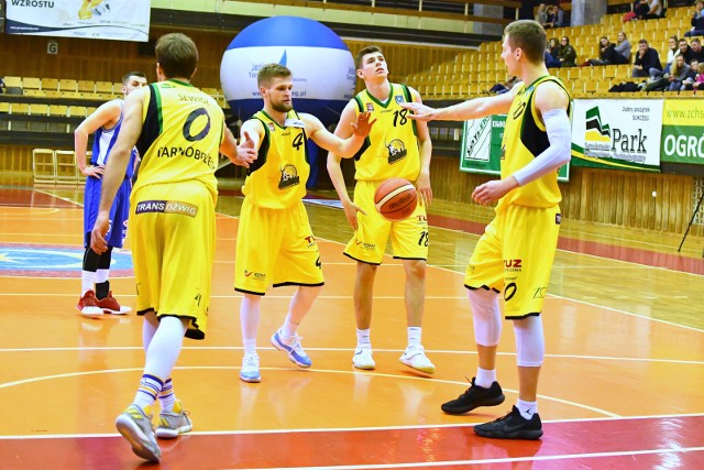 Koszykarze Siarki Tarnobrzeg byli bez szans w konfrontacji z Polfarxem Kutno.