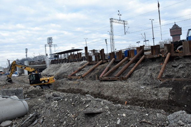 Ruszyły przygotowania do wykonania nowego przebicia w nasypie kolejowym przy Opolu Wschodnim. Budowa centrum przesiadkowego nie ma aktualnie obowiązującego terminu zakończenia