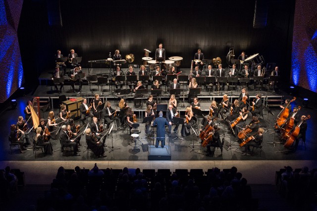 Podczas koncertu inaugurującego nowy sezon Toruńska Orkiestra Symfoniczna wystąpi na dobrze sobie znanej scenie w sali na Jordankach