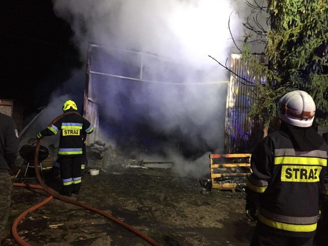 Do groźnego pożaru doszło dziś (7 września) we wsi Czarże w gm. Dąbrowa Chełmińska (pow. bydgoski). Spalił się garaż, w którym znajdował się samochód. Jak informuje na swoim facebookowym profilu Ochotnicza Straż Pożarna w Dąbrowie Chełmińskiej, o pożarze powiadomił strażaków mężczyzna, który zauważył smugę dymu i dźwięk palącego się drewna.