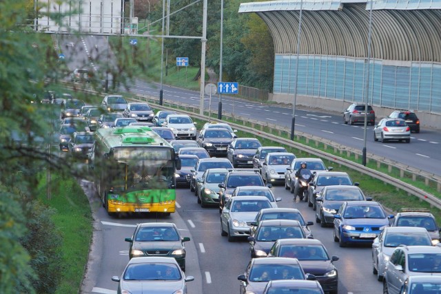 Raport firmy TomTom, produkującej systemy nawigacyjne, jasno wskazuje, że nasze miasto ma z roku na roku coraz większy problem, bo poziom zakorkowania w 2018 r. wynosił 39 proc, a w ubiegłym 44 proc. (oznacza to , że przejazd przez miasto w godzinach szczytu zajmuje 44 proc. więcej czasu niż wtedy, gdy korków nie ma).