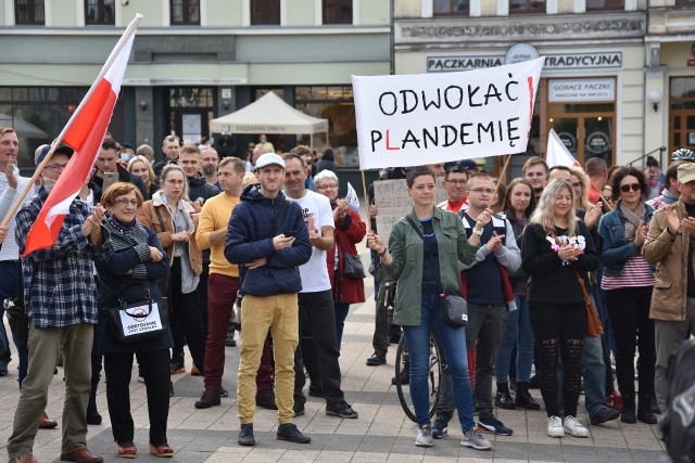 Minionej soboty, 10 października, na Rynku w Rybniku antymaseczkowcy przekonywali, że nie ma pandemii. Zachęcali także do pozbywania się maseczek i głosili, że SARS-CoV-2 jest wirusem, jak każdy inny.