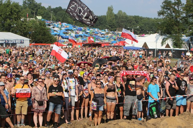 To piękna, woodstockowa tradycja. Punktualnie o 17.00 na festiwalowym polu jak co roku oddano hołd powstańcom warszawskim. Na kilka minut całe, tętniące życiem pole zamarło w bezruchu. Z głośników najpierw było słychać dźwięk syreny alarmowej, później hymn Polski, a na końcu utwór "Godzina W" zespołu Lao Che. - Uczcijmy pamięć ludzi, którzy oddali życie za ten kraj. To były kobiety, mężczyźni, ginęły też dzieci - mówił ze sceny Jurek Owsiak. Po tych słowach w ogromnych, woodstockowych głośnikach rozległ się dźwięk syreny alarmowej. Przed sceną zgromadzili się członkowie Pokojowego Patrolu, zebrało się też kilka tysięcy uczestników PolAndRock Festiwalu 2018.Wszystkie informacje o PolAndRock Festivalu 2018 (Przystanku Woodstock 2018) w Kostrzynie nad Odrą:  PolAndRock festival (Przystanek Woodstock 2018): koncerty, zdjęcia, filmy, informacje- Tyle lat przyjeżdżam na festiwal, a za każdym razem mam ciarki, gdy wszyscy w tak piękny sposób oddają hołd powstańcom warszawskim - mówiła tuż po godzinie 17 Anna Tobielska z Gdańska. Chcesz wiedzieć kto zagra na PolAndRock Festival 2018 (Przystanek Woodstock 2018)? PolAndRock Festiwal 2018 (Woodstock) zespoły, koncerty kto zagra