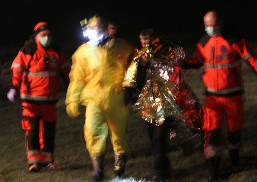 Koronawirus? Nocna akcja w Woli Baranowskiej. Mężczyzna, który wrócił z Niemiec, uciekł z miejsca zamieszkania [ZDJĘCIA]