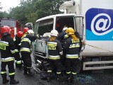 Czołowe zderzenie ciężarówki z busem pod Drawskiem [zdjęcia]