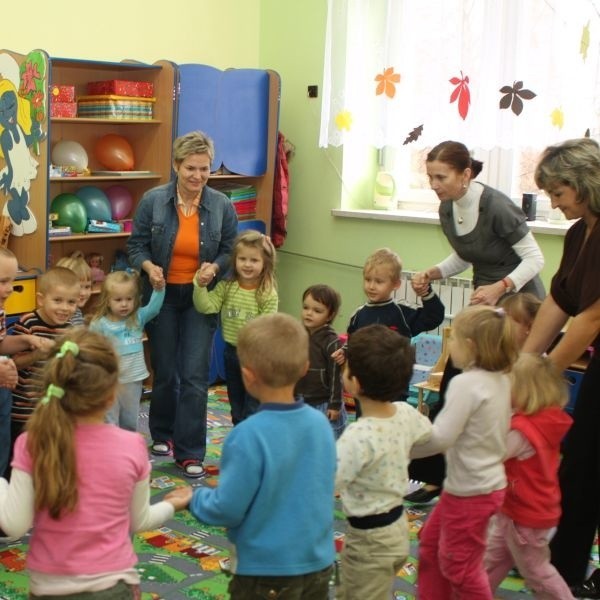 Dzieciakom z przedszkola w Brzezinach, przebywającym pod opieką wychowawczyń: Anety Armańskiej, Anety Domagały i pomagającej opiekunki Doroty Ksel humory zawsze dopisują.