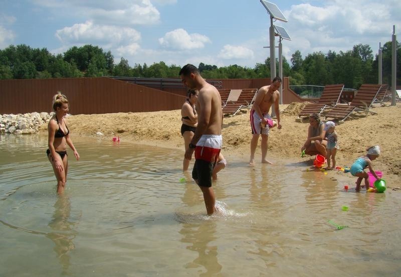 Trzebinia. Nad Balatonem po przebudowie sezon oficjalnie rusza w sobotę, ale wielu już tutaj plażuje. Zobacz co i za ile oferuje [ZDJĘCIA]