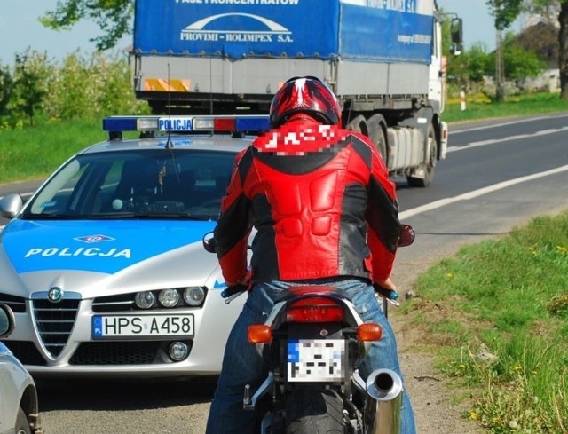 Kierowca motocykla w Rożkach w powiecie sandomierskim zarobił 15 punktów karnych i 700 złotych mandatu. Wyprzedzał na ciągłej i przed przejściem dla pieszych.