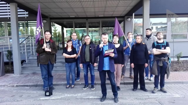 Przedstawiciele Partii Razem na Śląsku podczas konferencji zorganizowanej pod budynkiem Kuratorium Oświaty w Katowicach nie tylko dziękowali pracownikom oświaty za udział w proteście