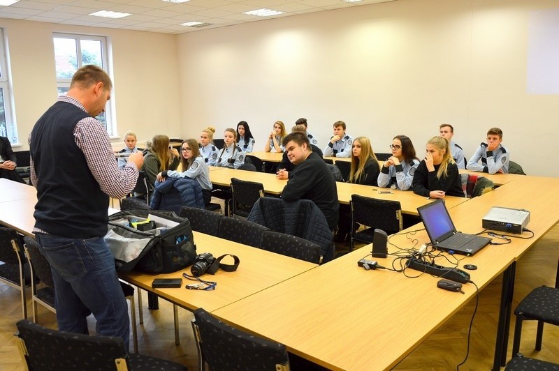 Spotkanie policjantów z uczniami liceum mundurowego z ZSLT w...