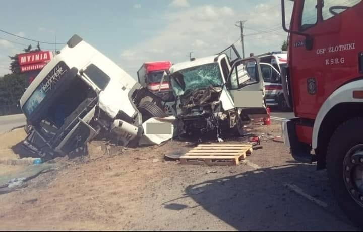 Wawrzeńczyce. Wypadek na DK 79 z udziałem trzech pojazdów, w tym ciężarówki. Dwie osoby poszkodowane. Lądował śmigłowiec LPR [ZDJĘCIA]