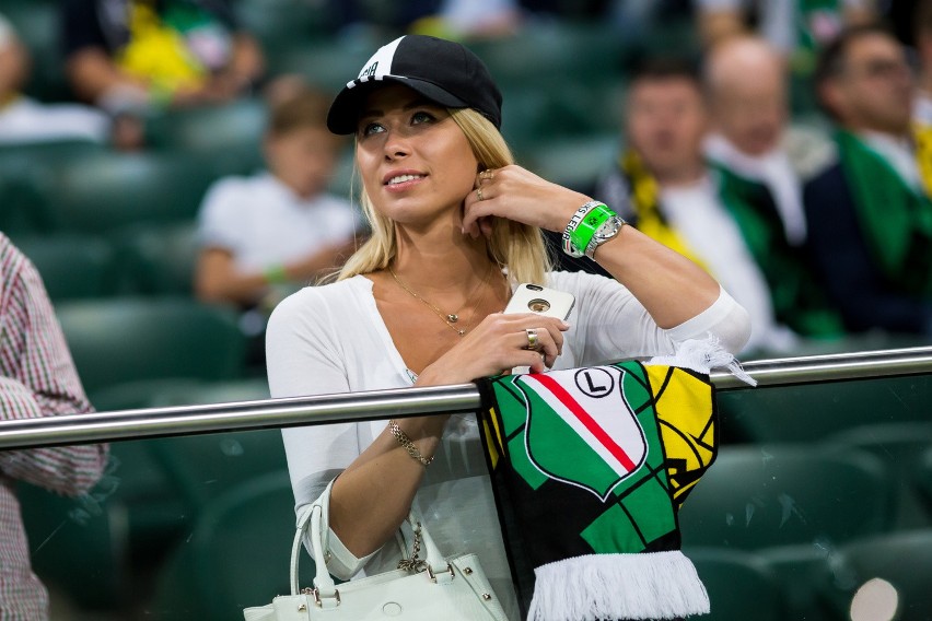 Na otarcie łez. Piękne fanki na meczu Legia - Borussia [ZDJĘCIA]