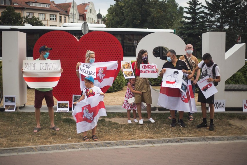 Kilkuosobowa grupa Białorusinów wspierana przez słupszczan...