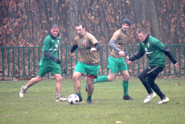 Z trudnymi warunkami pogodowymi mierzyły się w tym roku drużyny Kolbuszowianki (złote koszulki) i Sokoła (zielone koszulki).