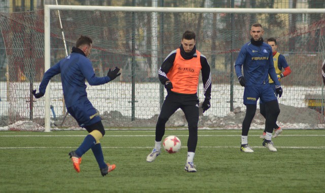 Piłkarze Stali Stalowa Wola (przy piłce Adrian Dziubiński) zagrają w sobotę w Boguchwale z Błękitnymi Stargard.