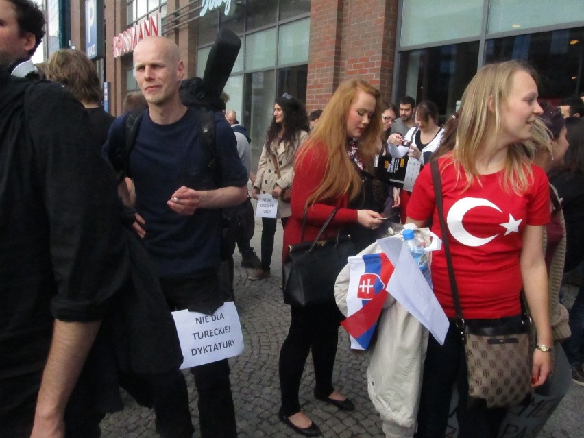 Wrocław: Studenci z Turcji przeciw zamieszkom w Stambule i... zamknięciu Wyspy Słodowej (ZDJĘCIA)