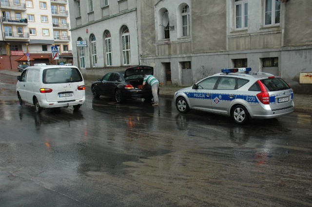 Ulewa w Zielonej Górze. Najbardziej ucierpieli mieszkańcy ul. Zamkowej. Tam sieć odpływowa nie zdała egzaminu.