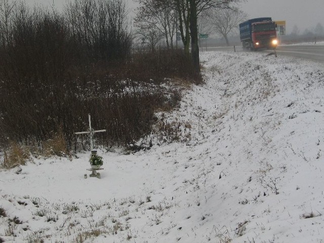Cztery lata temu, przy skrzyżowaniu w Suchorzowie w maluchu zginęło pięć młodych osób. O tragedii przypomina krzyż.
