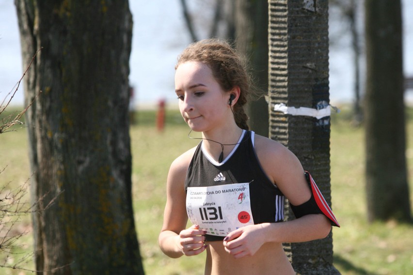 Biegli w niedzielę nad Zalewem Zemborzyckiem. To ostatni bieg z cyklu "Cztery Dychy do Maratonu" [DUŻO ZDJĘĆ]