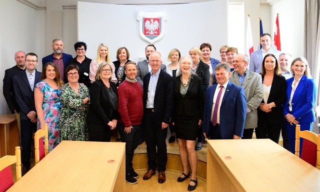 Norwescy goście i niżańscy urzędnicy w sali posiedzeń