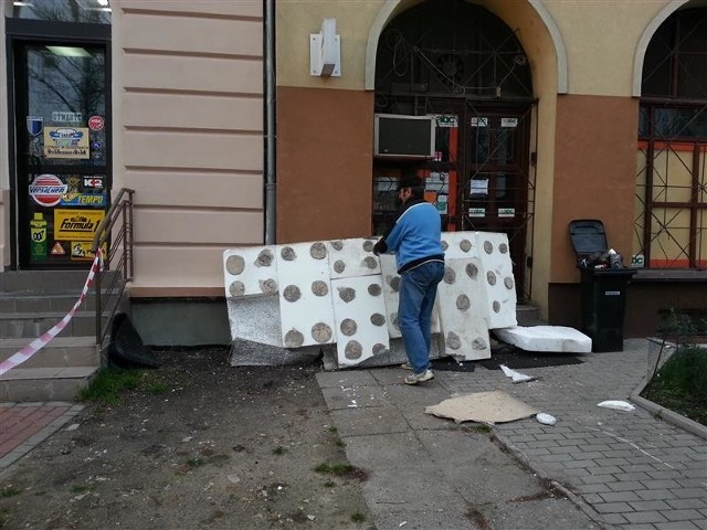 Wiatr uszkodził elewację na jednym z budynków przy ul. Armii Krajowej w Opolu.