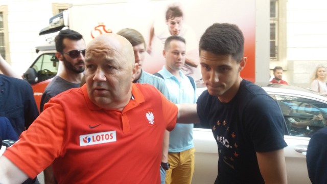 Bartosz Kapustka przed wejściem do Hotelu Stary w Krakowie