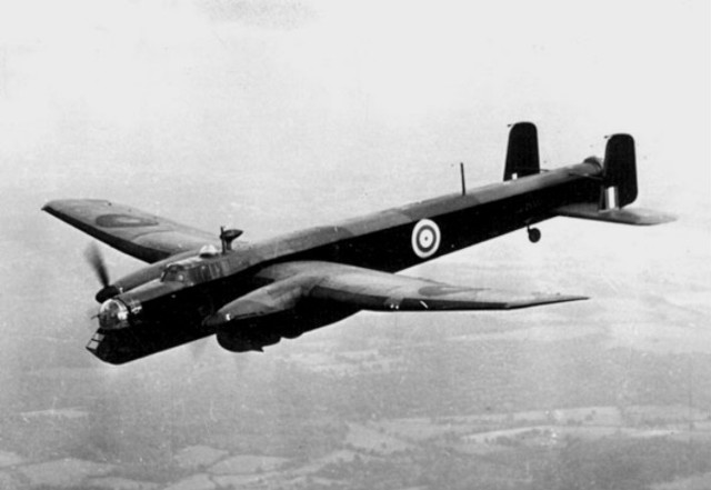 Bombowiec Armstrong Whitworth &bdquo;Whitley&rdquo; na fotografii wykonanej około 1940 roku.