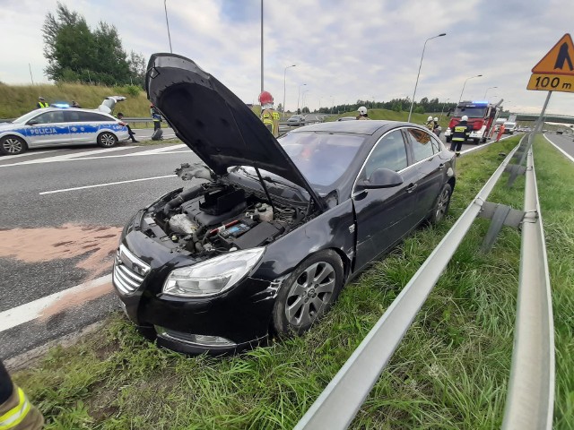 Dwa samochody osobowe zderzyły się w poniedziałek przed godziną 18 na trasie S7 między Węzłami Barcza i Suchedniów.