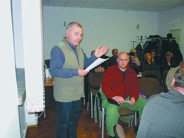 Jarosław Wilczyński w imieniu mieszkańców przedstawił radnym treść pozwu i uzasadnienie prokuratury odmawiającej w 2008 roku wszczęcia postępowania w tej sprawie. Teraz już leżymy &#8211; skwitował Wilczyński.