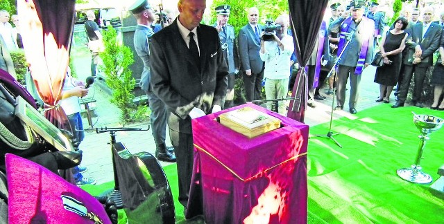 Urna z prochami kapitana Kazimierza Spornego spoczęla wczoraj na poznańskim cmentarzu Miłostowo. Wcześniej, przez 67 lat, polski pilot leżał na jednej z londyńskich nekropolii