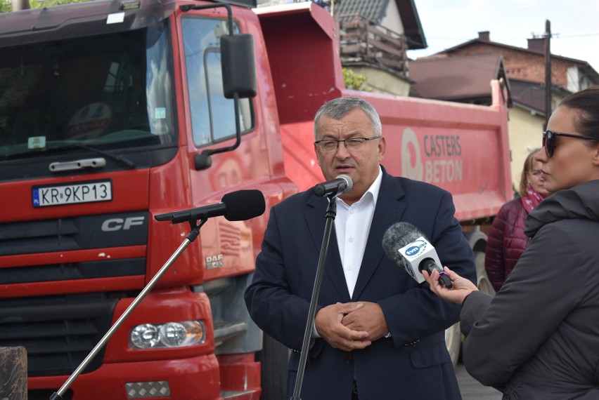 Powiat olkuski. Z wielką pompą zainaugurowali przebudowę ul. Fabrycznej w Wolbromiu