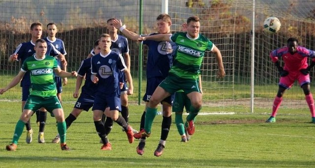 Piłkarze Drogowca Jedlińsk (w granatowych strojach) pokonali Jodłę Jedlnia-Letnisko 1:0 i pozostają liderem rozgrywek.