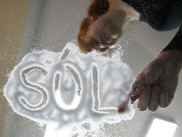 Sól to tani konserwant, stąd tak obficie stosowana jest w przetworzonych produktach spożywczych.